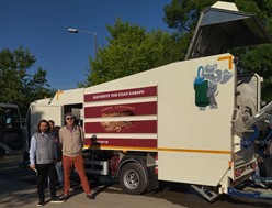Νέο όχημα για το πλύσιμο των κάδων παρέλαβε ο Δήμος Λαρισαίων 